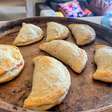 Pastel assado de frango cremoso: receita saudável e crocante que vai te fazer esquecer o frito