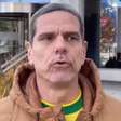 Foragido do Brasil, ex-BBB Adriano Castro hostiliza petistas no consulado da Polônia
