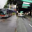 Pontos cheios e ônibus parados no pátio: redução de frota em dia de eleição chama a atenção em SP