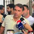 Flávio Bolsonaro vota no Rio em meio a gritos de 'miliciano' e 'Lula Ladrão'