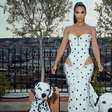 Kim Kardashian aposta em look inspirado em Cruella com dálmatas em Roma