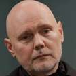 Billy Corgan fala sobre diferença de 26 anos em casamento: "não quero deixar as feministas bravas"