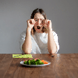 Bateu sono depois do almoço? Entenda se a comida é realmente a culpada