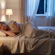 A psicologia confirma: o significado comportamental de quem não consegue dormir sem cobrir os pés, mesmo no calor