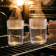Coloque dois copos de água dentro do forno durante a noite e anos de gordura grudenta vão desaparecer