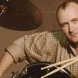 Quem canta com Phil Collins nos vocais de apoio de "Take Me Home"?