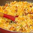 Arroz frito com bacon e ovos: um almoço completo de uma panela só fácil e cheio de sabor