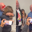 Com direito a beijo em Janja, Lula comemora a vitória no segundo turno das eleições