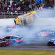 NASCAR Cup: Big One em Talladega termina com Joey Logano capotado