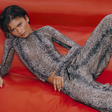 Metade esportivo, metade sapatilha Mary Jane: com estética clean e minimalista, os novos tênis da On em collab com Zendaya são tão confortáveis que se tornaram objeto de desejo das mulheres ricas
