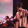 Carlinhos Brown leva show de disco com a Orquestra Ouro Preto à Praça Mauá, no Rio de Janeiro