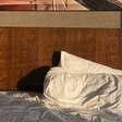 Parede da cama vazia? Descubra como decorar o espaço com elegância, conforto e segurança