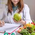 Diferenças entre nutrólogo e nutricionista: qual profissional procurar?
