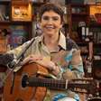 Tiny Desk Brasil anuncia episódio com Adriana Calcanhotto, que canta clássicos de forma mais intimista