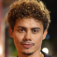 Silvero Pereira publica foto com o namorado e revela felicidade com a relação