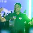 Deputados do PT pedem inclusão de Flávio Bolsonaro na lista da Interpol após saída do Brasil