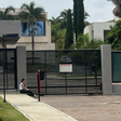 Condomínio de Flávio Bolsonaro vira alvo das atenções com a possibilidade de fuga; comboio teria deixado casa do senador