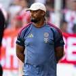Técnico do Bayern sofreu luxação no ombro ao desmaiar em treino