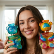 Lançada em 1983, Moschino aposta em Toy 2 Gummy e Yummy, novas fragrâncias femininas com frascos tie-dye únicos e inspiração em doces: lançamento de perfumes chega ao Brasil em parceria com a Fini
