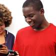 Você olha o celular com a cabeça baixa todos os dias. O que isso pode mudar no pescoço?