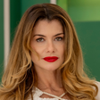 O novo cabelo loiro de Alinne Moraes exala sofisticação: Vanessa de 'Por Você' adota tom de dourado metálico e hair stylist revela detalhes do corte em camadas: 'criando movimento e leveza, sem perder a elegância'