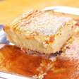 Cocada de forno cremosa feita com leite condensado, douradinha por fora e macia por dentro