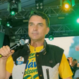 Flávio Bolsonaro publica brasão de 1889 em carta após fuga