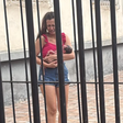 Fotógrafa ouve choro a caminho do mercado e encontra bebê em lixo no Rio