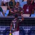 Hulk discute com torcedor ao ser substituído em jogo do Fluminense