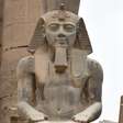 Ele foi cultivar pepinos e encontrou um faraó: uma enorme estátua de Ramsés II, com 3.200 anos