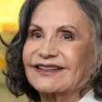Aos 94 anos, Rosamaria Murtinho impressiona ao chegar com look vermelho na Globo; veja