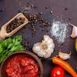 Manjericão, açafrão, coentro e louro podem curar dores; saiba como utilizar os temperos além da culinária