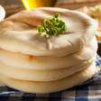 Pão sírio caseiro de frigideira: fácil, macio e com poucos ingredientes