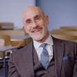 Arthur Brooks, especialista em felicidade: "Ficar entediado por 15 minutos ao dia vai mudar a sua vida e aumentar o seu bem-estar"