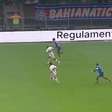 Narrador da Globo se confunde e grita gol após bola ir para fora, durante Bahia x São Paulo