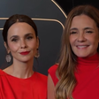 Débora Falabella e Adriana Esteves vestem vermelho para gravação de vinheta de fim de ano da Globo