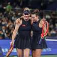 Stefani e Dabrowski ganham 14ª seguida e avançam à semi em Tóquio após super tie-break