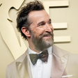 "Vai se f*":** Noah Wyle revela o dia em que levou um fora inesquecível de Eddie Murphy quando era criança