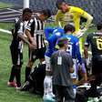 Zagueiro do Atlético, Vitão deixa clássico mineiro de ambulância