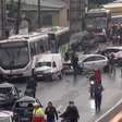 Motorista de ônibus morre ao volante e engavetamento atinge 22 veículos no Rio de Janeiro
