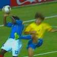 Zagueiro colombiano 'espalma' bola contra Brasil