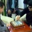 Com país em guerra, TV exibe Kadafi jogando xadrez com russo