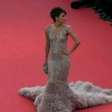 Estrelas desfilam pelo tapete vermelho do Festival de Cannes