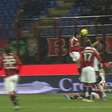 Yepes sobe mais que a zaga do Reggina e marca para o Milan