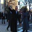 Obama e Michelle saltam de carro em desfile e causam sensação