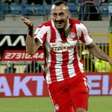 Líder Olympiacos derrota Asteras com gol no último minuto