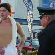 Homem vestido de cisne invade tapete do Oscar e se dá mal