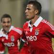 Benfica vence clássico com golaço de voleio de ex-santista