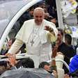 Milhares de fiéis enfrentam chuva e frio por benção do Papa