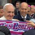 Apaixonado por futebol, Papa recebe faixa de clube